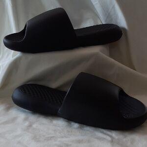 Black Sandals with Modern Comfort and Style